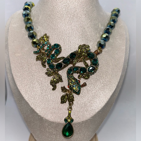 Jewelry - Green snake design necklace